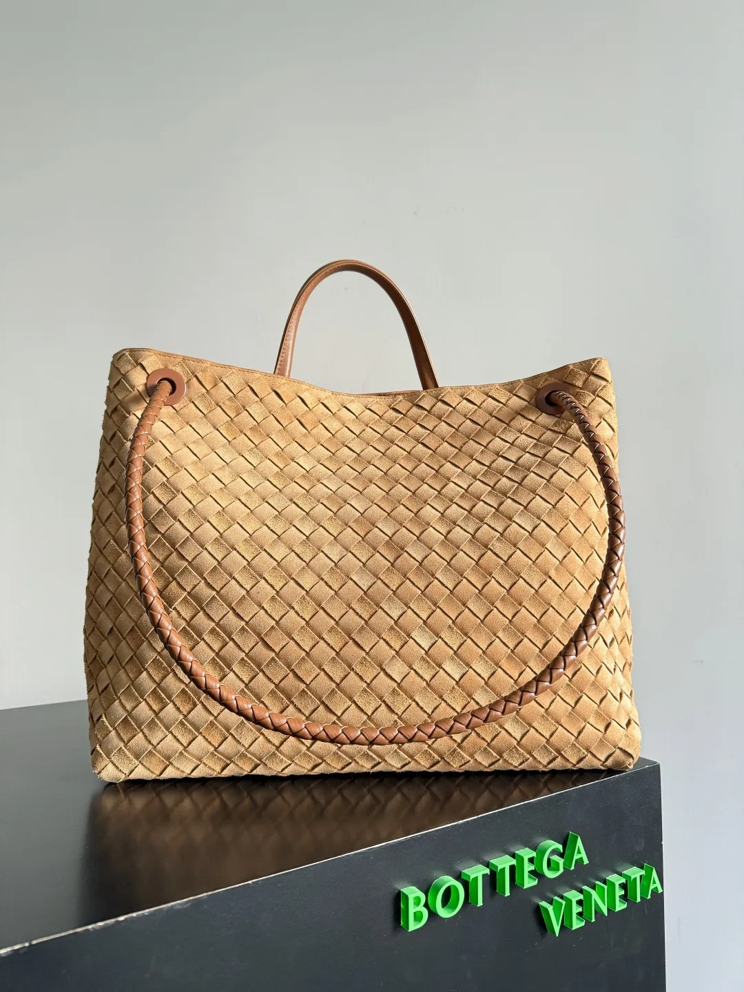 Batch 3760 Recently, the same style of bag that celebrities love is both high-end and practical. Michelle Yeoh, Kim Namjoon, Jing Boran, Tong Liya, Sun Qian, Wu Qianyu, Du Juan, Ma Yili and Bai Baihe are all carrying Bottega Veneta summer series Andiamo handbags. Andiamo has a simple structure and rounded lines. The whole piece is made of Nappa leather. It is comfortable, soft and dynamic. It adds interest to daily life and can be easily matched with various styles. Andiamo handbags are available in three sizes: small, medium and large. There are many colors to choose from, which can meet different needs. You can really carry it whether it is daily or attending events. Style number: 743575 Size: 45*22*34cm